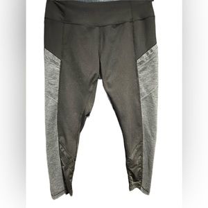 Zella Black And Gray Cropped Leggings (Size Medium)